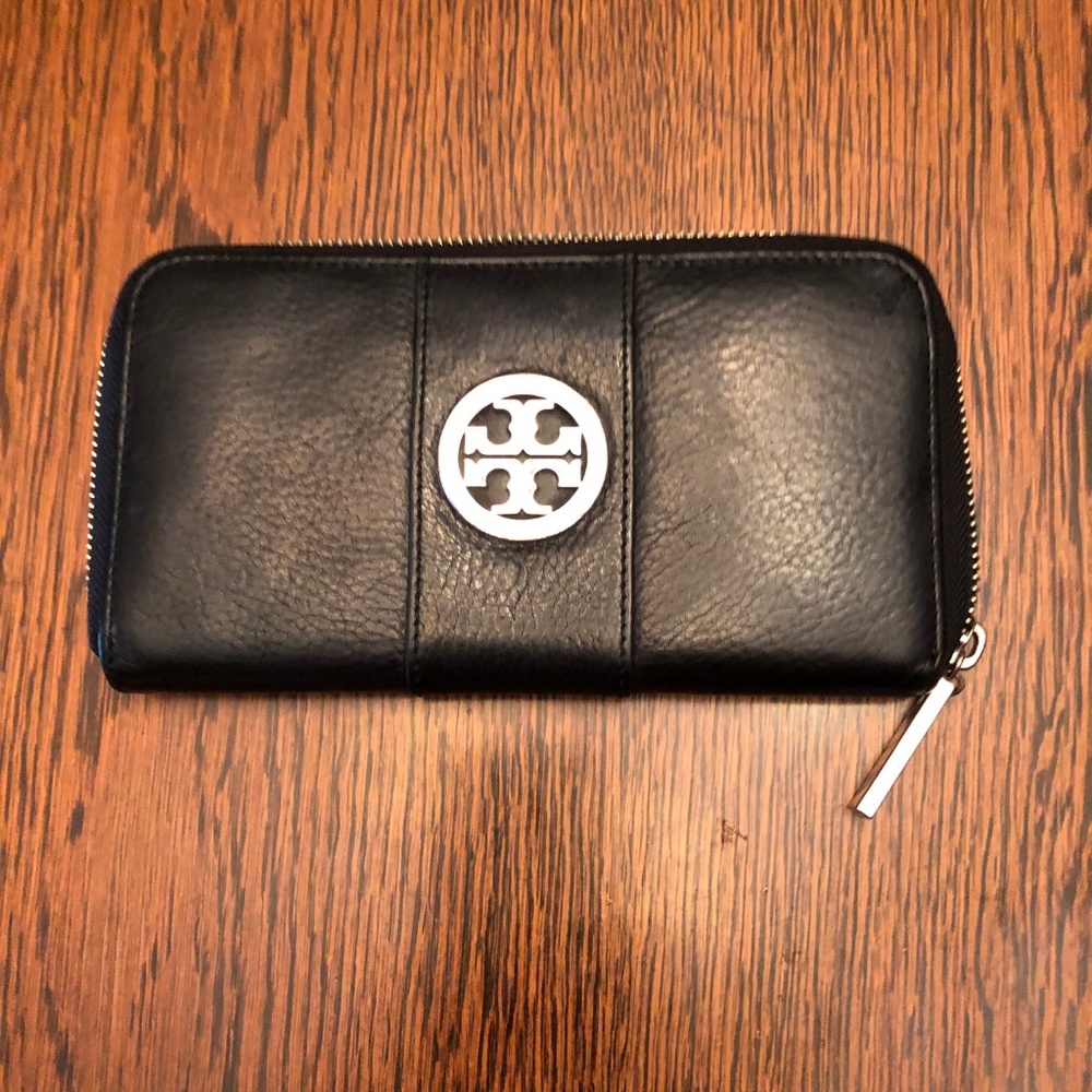EUC Tory Burch Medium Robinson Style BLACK Wallet